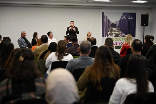 Bora Balcıoğlu, Seluz Esans ve Aroma işçileriyle buluştu